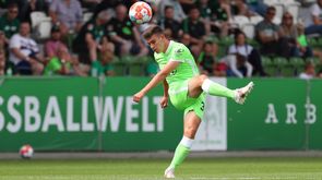 Ein Nachwuchsspieler des VfL Wolfsburg schießt den Ball in die Höhe.