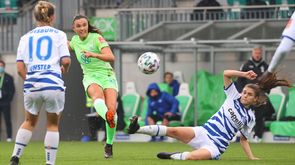 Die VfL-Spielerin Ingrid Syrstad Engen schießt den Ball ins Tor.