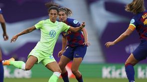 Die VfL Wolfsburg-Spielerin Sars Doorsoun im Zweikampf um den Ball.