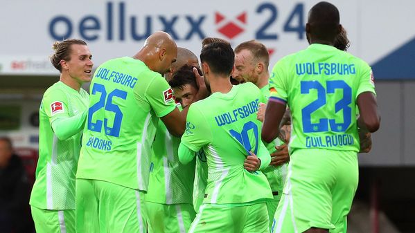 Die Spieler des VfL Wolfsburg stehen jubelnd beisammen