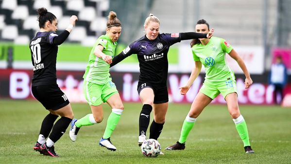 Die Spielerinnen des VfL Wolfsburg Huth und Engen versuchen den Ball von einer Gegenspielerin zu erobern.