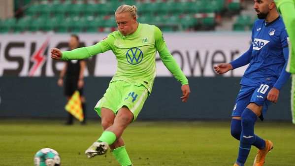 VfL-Wolfsburg-Spieler Xaver Schlager schießt den Ball.
