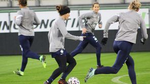 Die Spielerin des VfL Wolfsburg Anna Blässe während einer Ballübung beim Training. 
