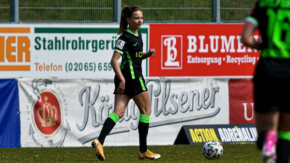 Die Spielerin des VfL Wolfsburg Joelle Wedemeyer läuft mit dem Ball am Fuß. 