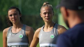 Die VfL Wolfsburg-Spielerinnen Ingrid Engen und Fridolina Rolfö schauen zum Trainer Stephan Lerch.