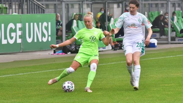 Die VfL-Wolfsburg-Spielerin Pia Wolter am Ball.