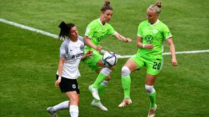 Die VfL Wolfsburg-Spielerinnen Svenja Huth und Pia Wolter im Zweikampf um den Ball.