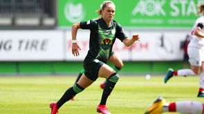 VfL Wolfsburg Spielerin Ewa Pajor läuft über den Platz.