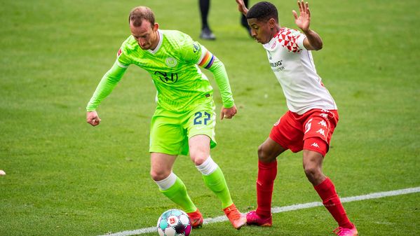 VfL Wolfsburgg Spieler Maximilian Arnold im Duelll mit einem Gegenspieler.