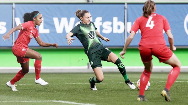 VfL Wolfsburg Spielerin Noelle Maritz im Zweikampf.
