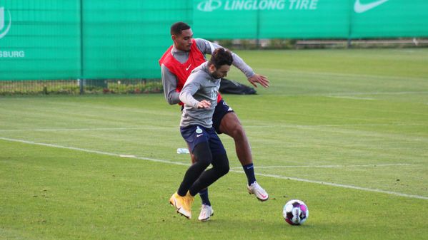Die VfL-Spieler Lacroix und Steffen im Duell um den Ball während eines Spiels im Training.