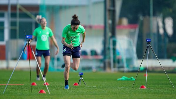 Sara Doorsoun zeigt Schnelligkeit und Kraft beim Lauftraining im Trainingslager des Frauen-Bundesligateams des VfL Wolfsburg an der Algarve.