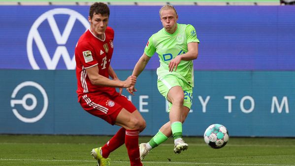 VfL Wolfsburg Spieler Xaver Schlager schießt den Ball.