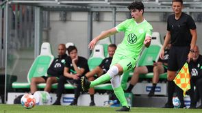 Der VfL-Wolfsburg-Spieler MacNulty schießt den Ball. 
