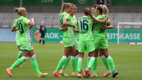 Das Team der Frauen des VfL Wolfsburg jubelt nach einem Tor.