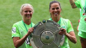 Die VfL Wolfsburg-Spielerinnen Pernille Harder und Sara Björk Gunnarsdottir jubeln mit der Meisterschale.