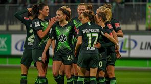 Jubeln zusammen: Die Spielerinnen des VfL Wolfsburg.