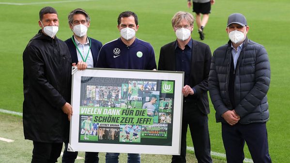 VfL Wolfsburg Spieler Jeffrey Bruma bekommt ein Bild überreicht zum Abschied.