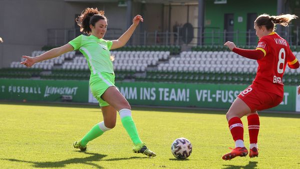 Die VfL-Spielerin Ingrid Syrstad Engen am Ball.