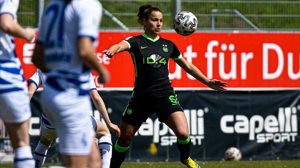 Die VfL-Wolfsburg-Spielerin Lena Oberdorf nimmt den Ball an.