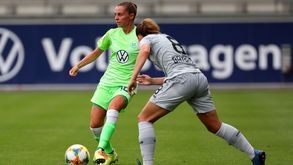 VfL Wolfsburg-Spielerin Noelle Maritz passt den Ball zu einer Mitspielerin.