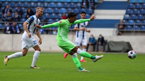 Der VfL Wolfsburg-Spieler Omar Marmoush beim Torschuss.