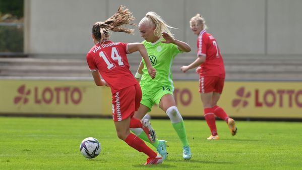 Die VfL Wolfsburg-Spielerin Sofie Svava im Zweikampf um den Ball.