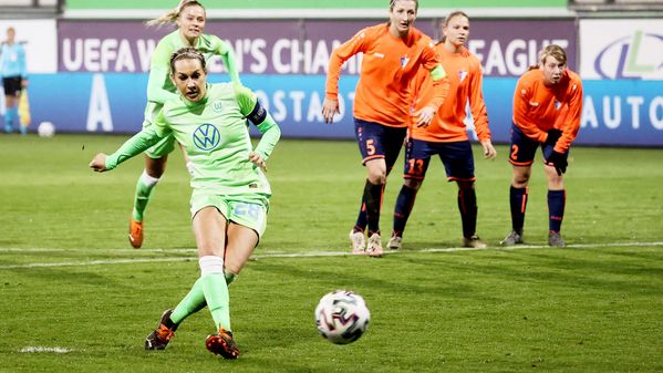 Lena Gößling spielt den Ball.