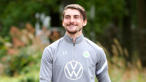 Der Neuzugang des VfL Wolfsburg Maximilian Philipp lacht. 