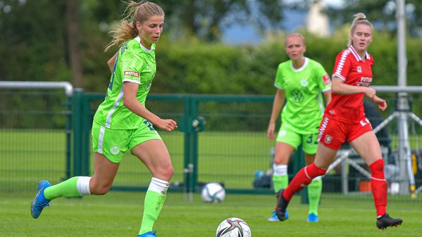 VfL Wolfsburg-Spielerin Tabea Waßmuth läuft mit dem Ball.