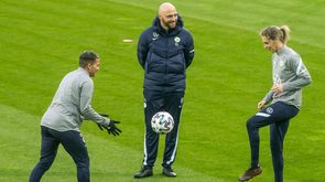 Der Trainer der VfL Wolfsburg Frauenmannschaft Stephan Lerch mit zwei Spielerinnen beim Training. 