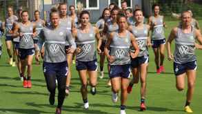 Die Frauen vom VfL Wolfsburg laufen auf dem Trainingsplatz.