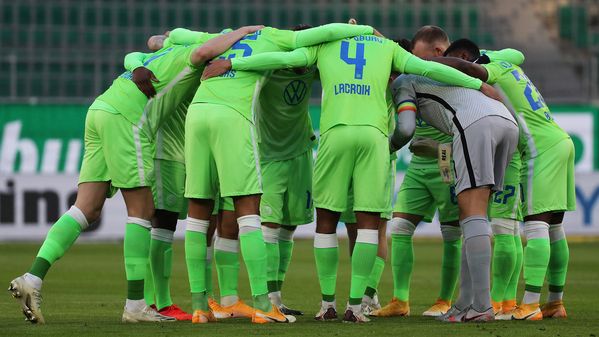 Die Spieler des VfL Wolfsburg bilden vor dem Anpfiff einen Kreis.