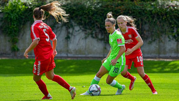 Die VfL Wolfsburg-Spielerin Svenja Huth im Zweikampf um den Ball.