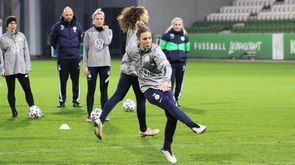 Die Spielerin des VfL Wolfsburg Svenja Huth beim Torschiessen während des Abschlusstrainings.