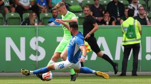Der VfL-Wolfsburg-Nachwuchsspieler Jannis Lang in einem Zweikampf.