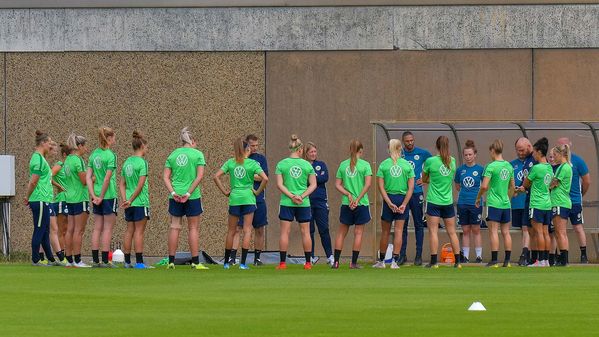 Die Spielerinnen und Trainer des VfL WOlfbsurg versammeln sich zum Beginn der Trainingseinheit.