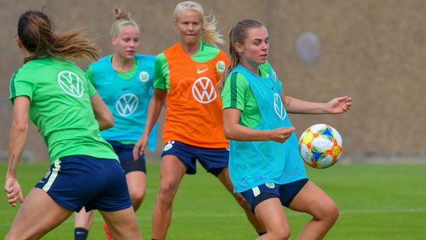 Die Spielerinnen des VfL Wolfsburg während des Trainings in Aktion.