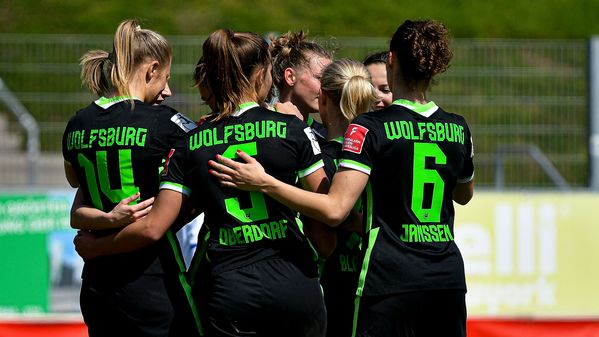 Die VfL-Wolfsburg-Spielerinnen bilden einen Kreis und jubeln gemeinsam.