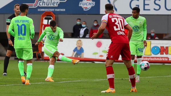 VfL-Wolfsburg-Spieler Josip Brekalo erziehlt das Tor zum 1:1.