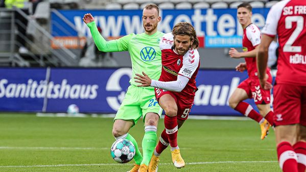 VfL-Wolfsburg-Spieler Maximilian Arnold im Zweikampf mit einem Gegenspieler.