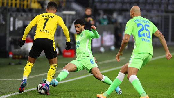 Otavio und Brooks kämpfen mit einem Gegenspieler um den Ball im Spiel des VfL Wolfsburg gegen Dortmund.
