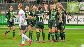Die Spielerinnen des VfL Wolfsburg jubeln nach einem Treffer.