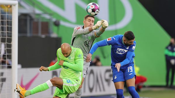 VfL-Wolfsburg-Torwart Koen Casteels faustet den Ball weg.