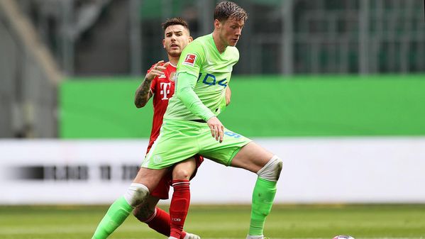 VfL Wolfsburg Spieler Wout Weghorst im Duell mit einem Gegenspieler.