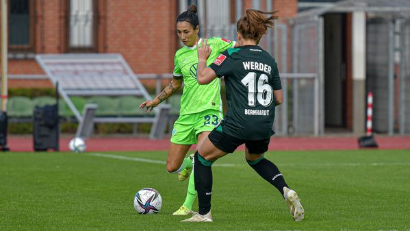 Die VfL Wolfsburg-Spielerin Sara Doorsoun spielt den Ball.
