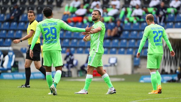 Die VfL Wolfsburg-Spieler Omar Marmoush und Admir Mehmedi jubeln nach einem Tor.