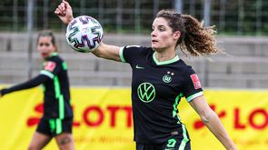 Dominique Janssen hat den Ball im Blick und setzt zum Schuss an im Spiel der Wöfinnen gegen Freiburg.