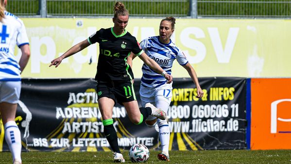 Die VfL-Wolfsburg-Spielerin Alexandra Popp schießt den Ball.