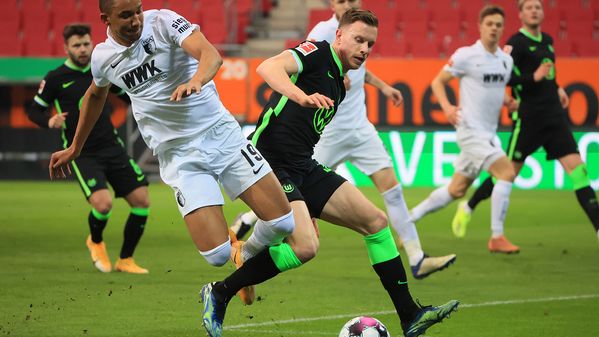 VfL-Wolfsburg-Spieler Yannick Gerhardt im Zweikampf mit einem Gegenspieler.